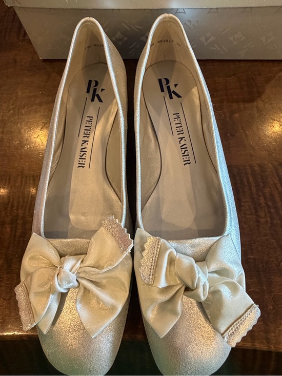Peter Kaiser Shoes - Peter Kaiser Silver Metallic Leather Bow Pumps Size 9 Made in Germany NWB